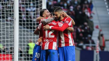 Los jugadores del Atl&eacute;tico abrazan a Correa tras marcar ante el Rayo Vallecano.