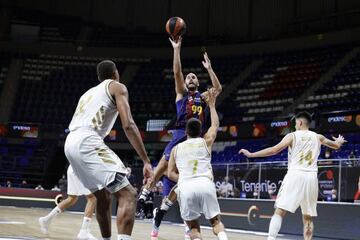 Nick Calathes lanza ante Facundo Campazzo durante la final de la Supercopa Endesa.