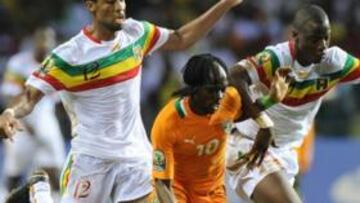 Gervinho pugna con Keita por un balón.