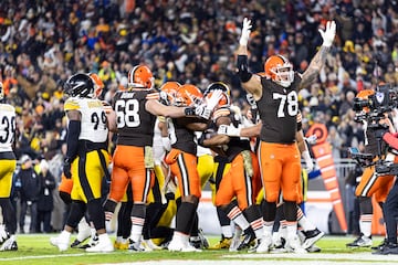 El partido empezó con una temporada muy baja, pero sin precipitaciones, en la imagen el jugador del los Cleveland Browns, Jack Conklin (número 78)  celebran un touchdown conseguido por los Browns.