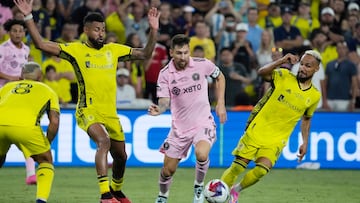 Nashville (United States), 19/08/2023.- Inter Miami CF forward Lionel Messi (C) dribbles between Nashville SC midfielders Anibal Godoy (L) and Hany Mukhtar (R) during the second half of the 2023 Leagues Cup final between Nashville SC and Inter Miami CF at Geodis Park in Nashville, Tennessee, USA, 19 August 2023. EFE/EPA/MARK HUMPHREY
