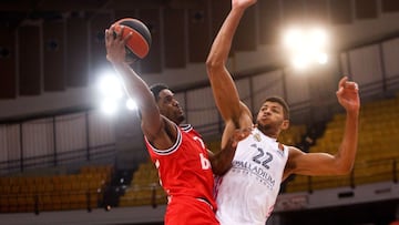 Walter Tavares trata de taponar a Shaquielle McKissic durante el Olympiacos-Real Madrid.