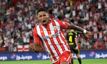 La jugada del gol del jugador del equipo almeriense es una muestra del potencial que tiene. Su ruptura de líneas y su definición ante la portería rival, impresionante.