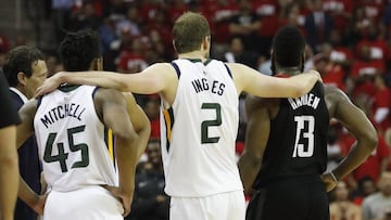 Joe Ingles abraza a su compa&ntilde;ero Donovan Mitchell y a James Harden, de los Rockets. Los Jazz pusieron el 1-1 en Houston.