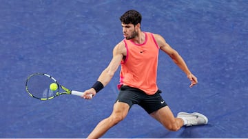 Shanghai (China), 04/10/2024.- Carlos Alcaraz of Spain in action during his Men's Singles match against Juncheng Shang of China at the Shanghai Masters tennis tournament in Shanghai, China, 05 October 2024. (Tenis, España) EFE/EPA/ALEX PLAVEVSKI