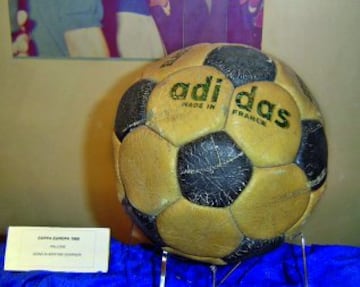 Con este balón, que al final se quedó el jugador italiano Aristide Guarneri, se jugó la final en el estadio Olímpico de Roma.                               