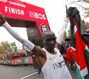Kipchoge rompe la barrera de las 2 horas en maratón: 1h59:40