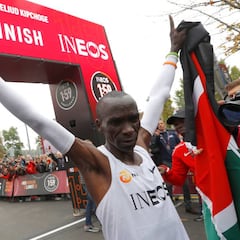 Kipchoge rompe la barrera de las 2 horas en maratón: 1h59:40