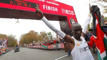 Kipchoge rompe la barrera de las 2 horas en maratón: 1h59:40