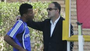 <b>CONSUELO. </b>Ikechukwu Uche, ayer, recibe el apoyo de Agapito Iglesias en la Ciudad Deportiva.