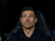 MADRID, 10/12/2025.- El técnico del Real Madrid, Xabi Alonso, durante el encuentro correspondiente a la fase regular de la Liga de Campeones que disputan este miércoles Real Madrid y Manchester City en el estadio Santiago Bernabéu, en Madrid. EFE/ Kiko Huesca