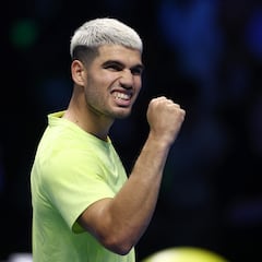 Alcaraz gana por fin el primer partido de las Finals