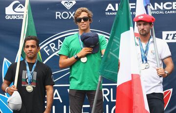 El mexicano Jhony Corzo se proclamó campeón del mundo de surf tras la final que le enfrentó al francés Joan Duru en Biarritz, en la costa suroeste francesa. En la final del Mundial-2017, Corzo se impuso con una puntuación de 14,50 por los 13,90 puntos del francés.
"Es un sueño que se convierte en realidad. Estoy muy orgulloso por esta medalla de oro para México", declaró el nativo de Puerto Escondido, que sucede en el palmarés al argentino Leandro Usuna, coronado en 2016.
(Información de AFP)