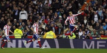 Celebración del primer gol de Torres. 0-1.