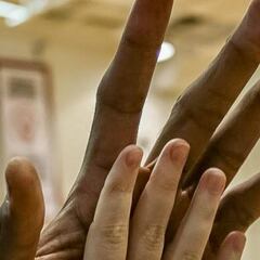 Las manos de Kawhi Leonard miden 52% más que el promedio