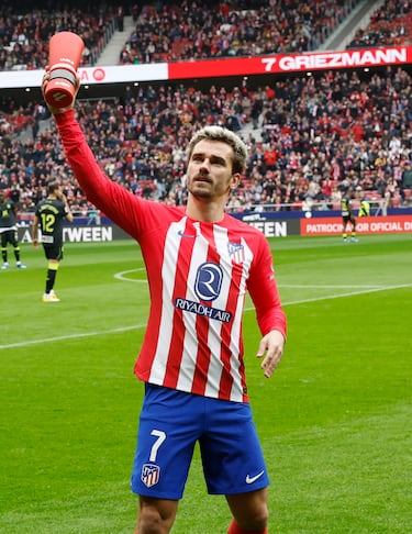 Homenaje a Antoine Griezmann, que recibe el premio del Mejor Jugador del mes de noviembre en LaLiga EA Sports.