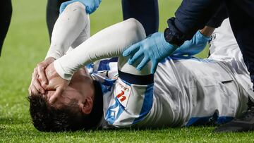 PAMPLONA (NAVARRA), 02/12/2023.- El centrocampista de la Real Sociedad Ander Barrenetxea en el suelo tras recibir una entrada durante el partido correspondiente a la jornada 15 de LaLiga que disputan Osasuna y Real Sociedad este sábado en el estadio de El Sadar (Pamplona). EFE/ Jesus Diges
