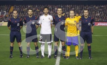Valencia-Barcelona. El árbitro Santiago Jaime Latre, arropado por los capitanes de ambos equipos, Dani parejo y Andrés Iniesta, los asistentes, Jorge Bueno Mateo y Fernando Tresaco, y el cuarto árbitro Hugo José López Puerta.