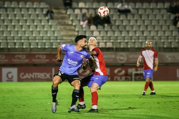 Eric Montes disputando un esférico en el encuentro que enfrentaba al Algeciras con el Fuenlabrada en el partido de la jornada 11 del Grupo 2 de Primera Federación.