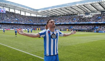 1-0. Lucas Pérez celebra el gol que marca de falta directa en el minuto 57 de partido.