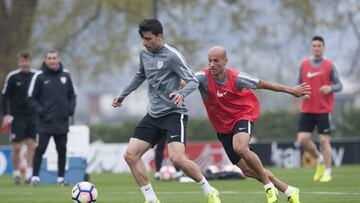 Eneko B&oacute;veda disputa un bal&oacute;n con Mikel Rico en Lezama.