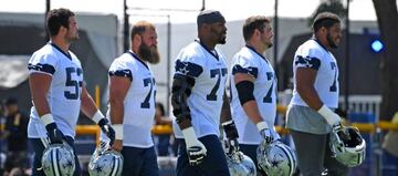 Connor Williams, Travis Frederick, Tyron Smith, Zack Martin y La'el Collins durante un entrenamiento de los Dallas Cowboys en la temporada 2019