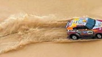 <b>MÁS CERCA. </b>Peterhansel sigue intratable en las dunas y tiene más cerca su segundo Dakar en coches.