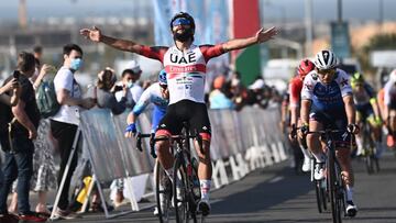Gaviria celebra su victoria al esprint en el Tour de Omán, por delante de Cavendish.