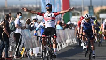 Gaviria celebra su victoria al esprint en el Tour de Om&aacute;n, por delante de Cavendish.