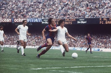 Gregorio Benito se adelanta a Heredia en un lance de una jugada de un Clásico disputado en el Camp Nou.