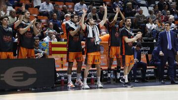 Alberto Abalde, Sergi García y Rafa Martínez celebran un triple del Valencia ante el Ankara.