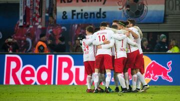 Players of RB Leipzig celebrate after the German first division Bundesliga football match between RB Leipzig and Schalke 04 in Leipzig, eastern Germany on December 3, 2016. / AFP PHOTO / JENS SCHLUTER / RESTRICTIONS: DURING MATCH TIME: DFL RULES TO LIMIT THE ONLINE USAGE TO 15 PICTURES PER MATCH AND FORBID IMAGE SEQUENCES TO SIMULATE VIDEO. == RESTRICTED TO EDITORIAL USE == FOR FURTHER QUERIES PLEASE CONTACT DFL DIRECTLY AT + 49 69 650050
/ RESTRICTIONS: DURING MATCH TIME: DFL RULES TO LIMIT THE ONLINE USAGE TO 15 PICTURES PER MATCH AND FORBID IMAGE SEQUENCES TO SIMULATE VIDEO. == RESTRICTED TO EDITORIAL USE == FOR FURTHER QUERIES PLEASE CONTACT DFL DIRECTLY AT + 49 69 650050
