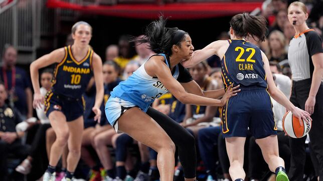 How did Caitlin Clark do against the Chicago Sky of Angel Reese? - AS USA