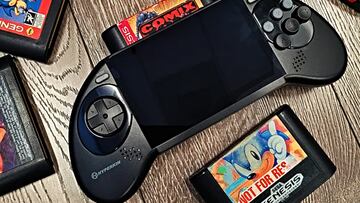 Hyperkin anuncia una consola port¨¢til que funciona con los cartuchos originales de Mega Drive