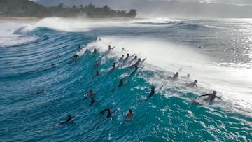 Varios surfistas remando en el pico de Pipeline, Hawái. En octubre del 2024.
