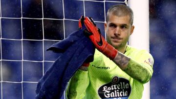 GRAF1504. A CORUÑA, 13/01/2018.- El portero del Deportivo Ruben Martinez se disculpa tras encajar el primer gol ante el Valencia en partido de liga que se disputa esta noche en el estadio de Riazor. EFE/Cabalar
DEPORTIVO DE LA CORUÑA - VALE