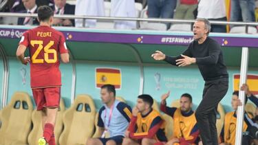 DOHA, QATAR - NOVEMBER 23: Head coach Luis Enrique (R) of Spain gives tactics to his player Pedri (26) during the FIFA World Cup Qatar 2022 Group E match between Spain and Costa Rica at Al Thumama Stadium on November 23, 2022 in Doha, Qatar. (Photo by Salih Zeki Fazlioglu/Anadolu Agency via Getty Images)