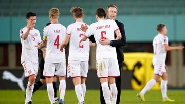 Dinamarca acelera, golea y se aferra al liderato