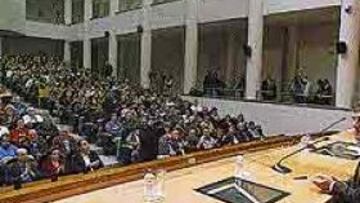 <b>2.000 ASISTENTES.</B> Unas 2.000 personas acudieron en Mieres a la conferencia de los dos ganadores del Tour de Francia, Pedro Delgado y Jan Janssen, que estamparon su firma en el libro de la Universidad de Oviedo.