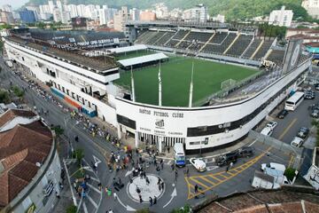 Grandes colas en los alrededores del estadio para despedir al astro brasileño. 