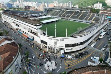 Grandes colas en los alrededores del estadio para despedir al astro brasile?o.