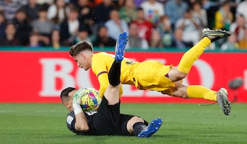 Gavi challenges Elche keeper Edgar Badía for a through-ball.
