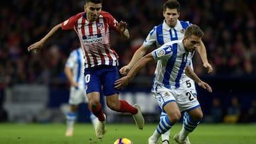 Kevin Rodrigues pelea el balón con Correa