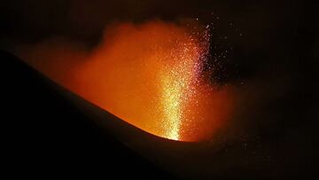 GRAFCAN6142. TACANDE (LA PALMA), 05/11/2021.- La aparición por primera vez de depósitos de azufre elemental podrían apuntar a un "cambio claro" en la dinámica de la erupción del volcán de La Palma. Así lo señala en las redes sociales el Instituto Volcanológico de Canarias (Involcan), que explica que una reacción con el ácido sulfhídrico (H2S) para formar azufre "implicaría que la componente magmática del gas esta bajando" y aumentando la emisión de H2S. En la imagen, el cono del volcán este viernes visto desde la localidad de Tacande. EFE/ Elvira Urquijo A.