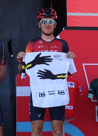 El ciclista británico Geraint Thomas recibe el maillot solidario. 

