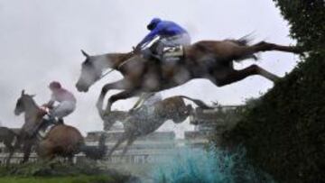 Los caballos se enfrentan a la r&iacute;a en el Grand National de Aintree, en el que venci&oacute; Pineau De Rey.