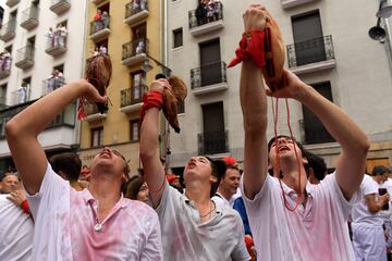 Ambiente en la Plaza Consistorial, plaza que está situada en el corazón del Casco Antiguo de Pamplona, donde se realiza el Chupinazo.