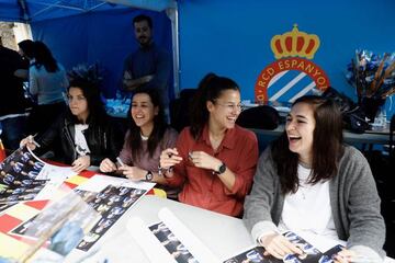 Las jugadoras del Femenino firmaron decenas de autógrafos.