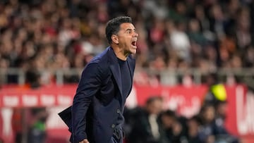 GIRONA, 21/04/2025.- El técnico del Girona, Michel, durante el encuentro correspondiente a la jornada 32 de Laliga EA Sports que disputan hoy lunes Girona y Betis en el estadio de Montilivi, en Girona. EFE / Davi Borrat.