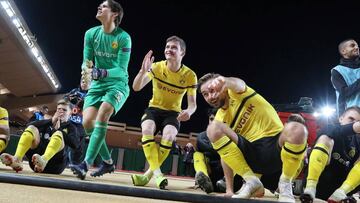 Sergio Gómez, feliz por su debut en Champions, a la derecha del portero Marwen Hitz.